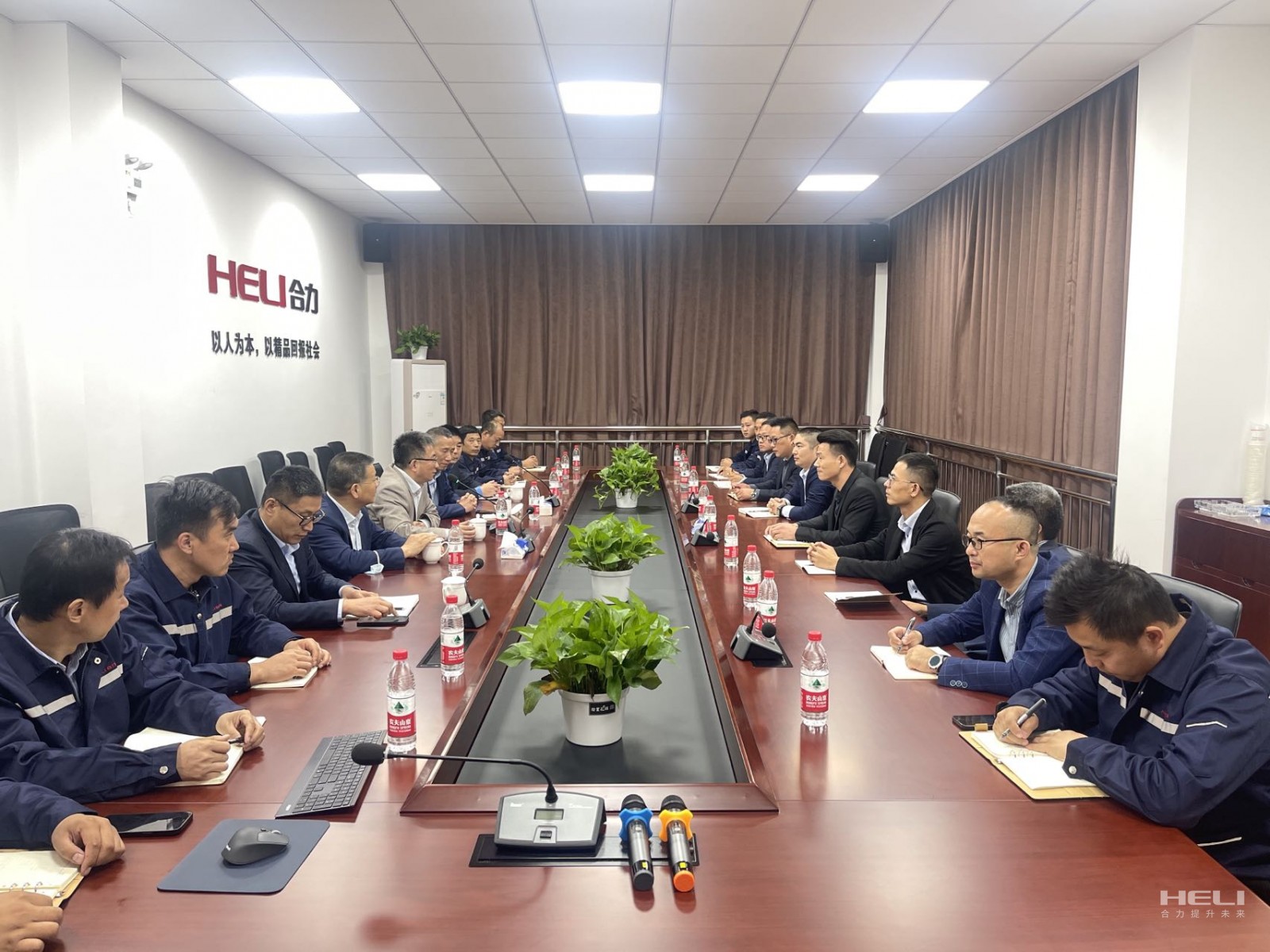与上海Z6人生就是博昆山、嘉定分公司员工互换座谈.jpg